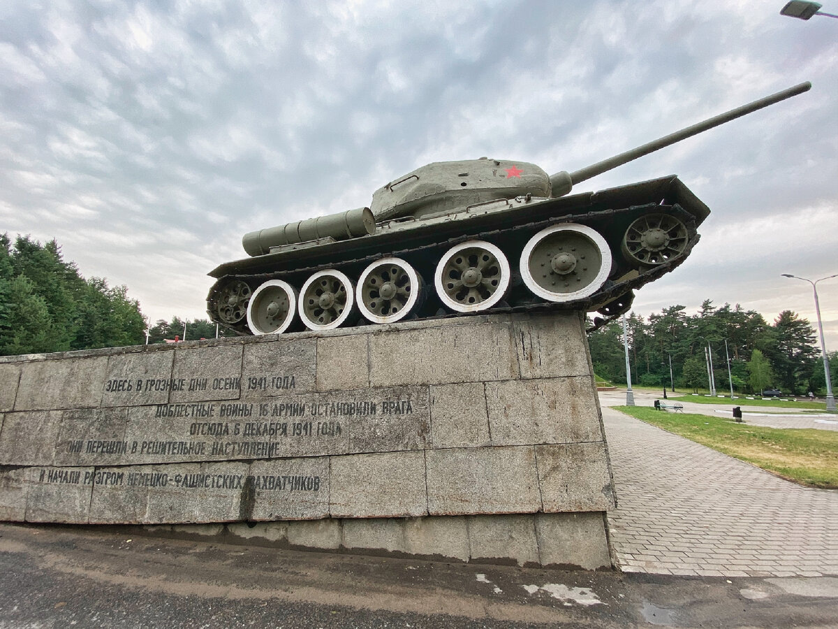 Здесь в грозном 41-м наши солдаты остановили врага