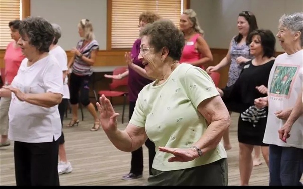 Зажигаем по-взрослому: Что танцуют на вечеринках в России те, кому за 55+++? Ностальгия, драйв и новые тренды