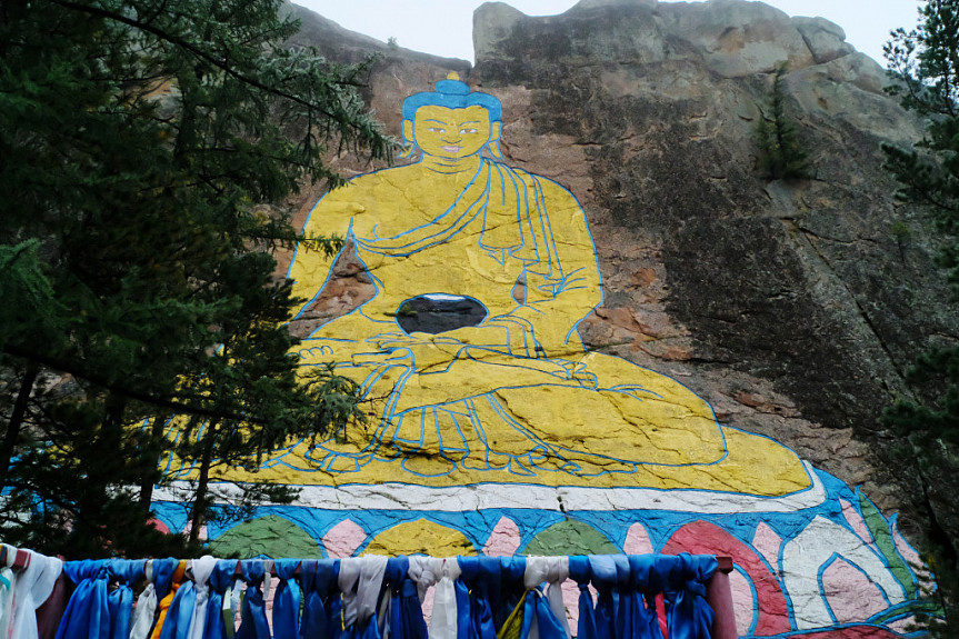 33-метровый Будда, вырезанный в скале в Хоринском районе республики Бурятия