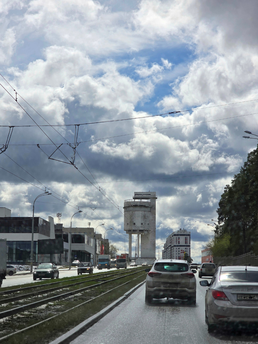 Снежные остатки лежат на трамвайных путях. А прямо по курсу Белая башня - символ микрорайона Уралмаш