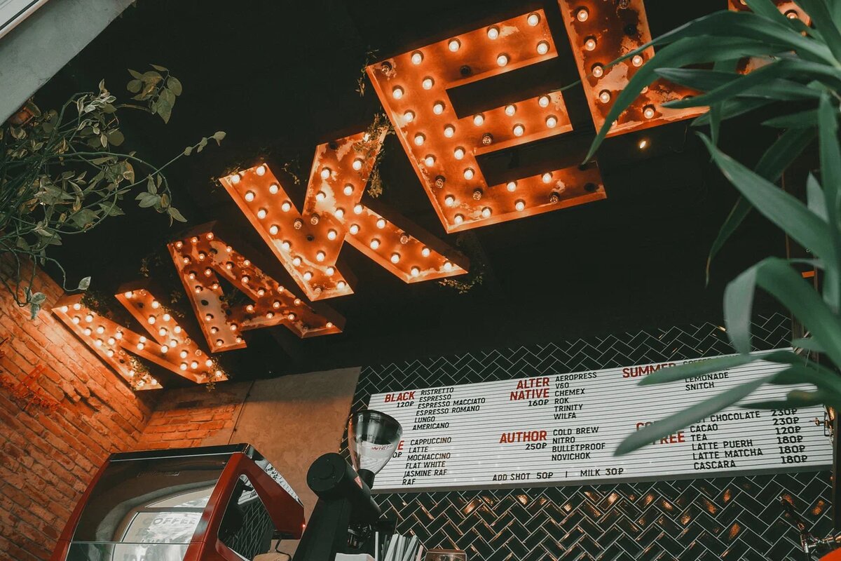 Интерьер Naked coffee в Геленджике. Источник: Яндекс.Карты