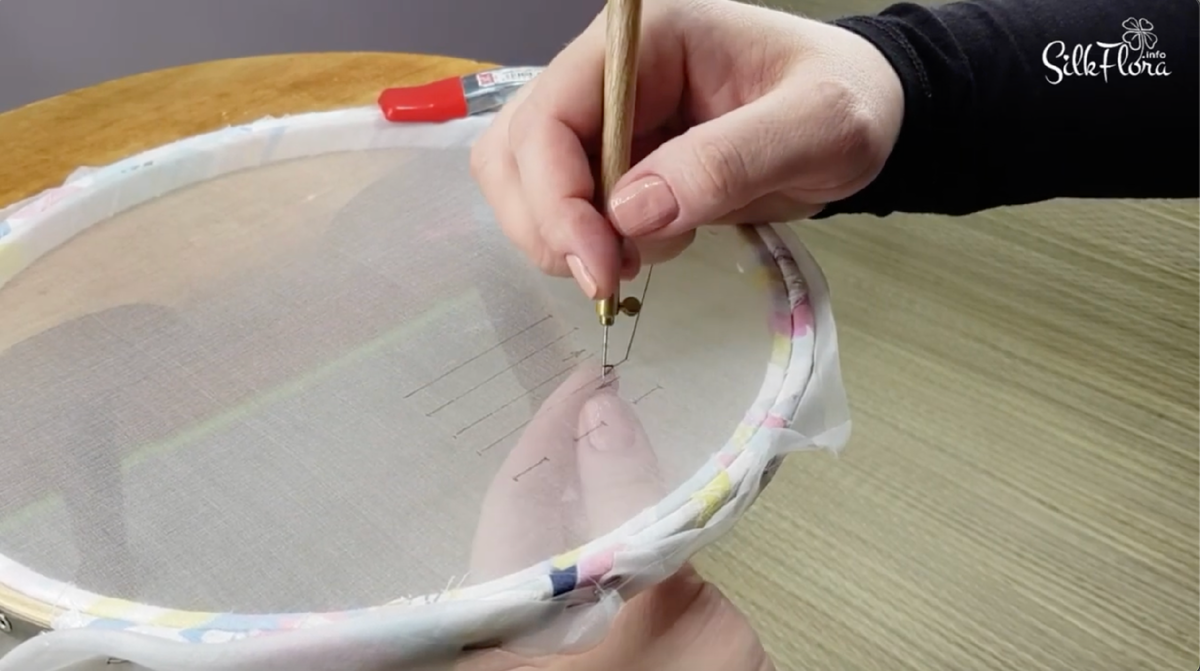 Кадр из видео МК "Тамбурный шов люневильским крючком от себя и на себя". Показывает дизайнер Полина Кузнецова