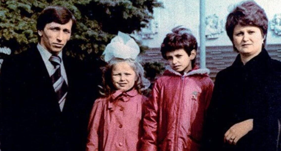 Наташа и Таня с родителями в детстве. Фото: Pinterest