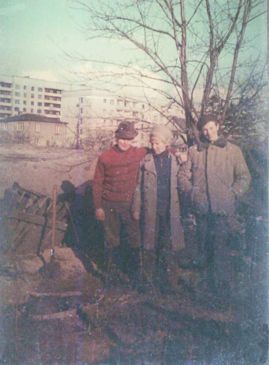 Фото сделано моей сестрой. Сельхозработы и картошка в углях костра. В таком виде я своего пса выгуливал по лесу, а не в парадно- выходных нардах. Конец70-х, только в новую "трёшку" заселились и отжали себе участок земли под ЛЭП.  Не ради пропитания (в магазинах и на базарах было почти ВСЁ), но ради развлечения.