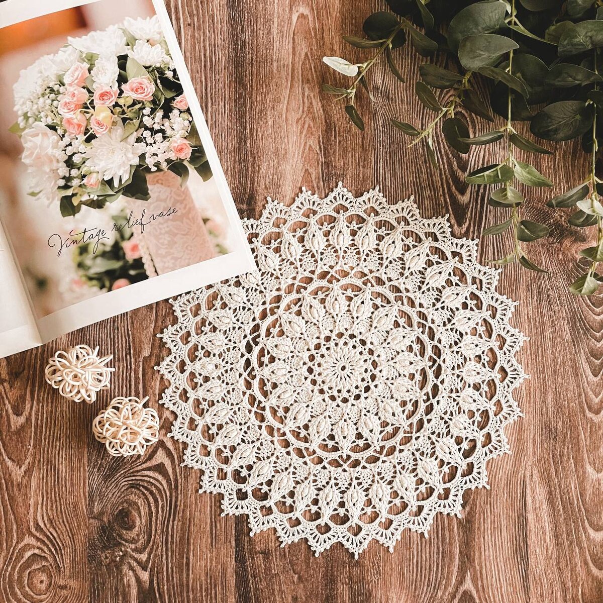 Красивая вязаная салфетка