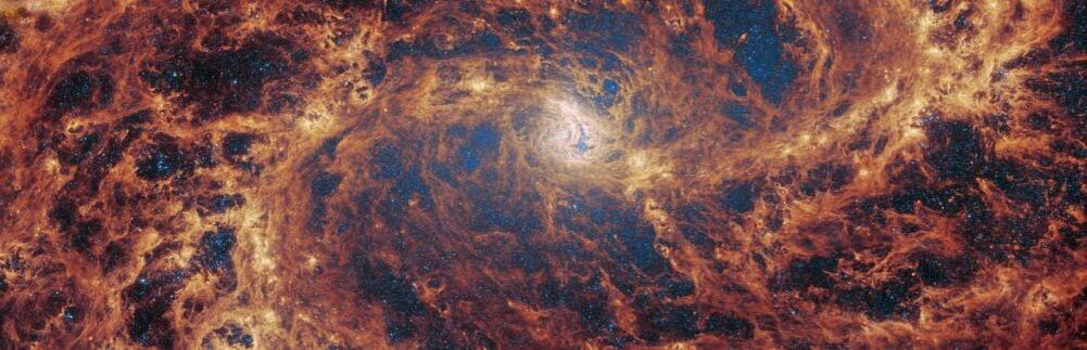 Телескоп JWST, возможно, обнаружил то, что астрономы давно пытались найти. Мощный космический телескоп обнаружил признаки сверхмассивной чёрной дыры в галактике M83, известной как Южный Вертун.