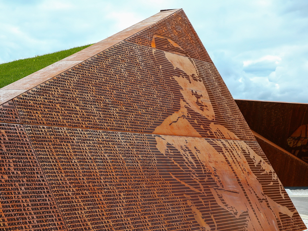 Панели - аллеи с именами и портретами солдат, фото автора