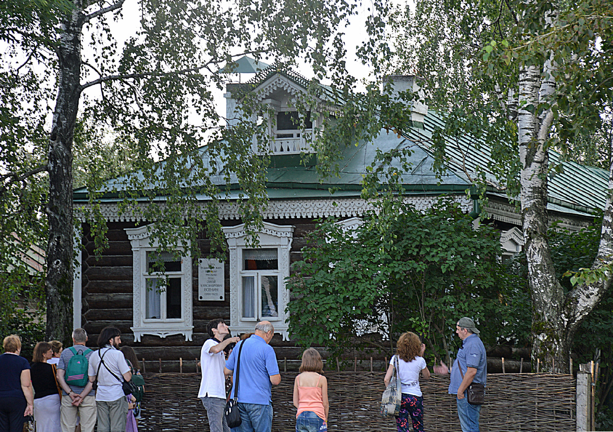 Константиново. У дома Есенина