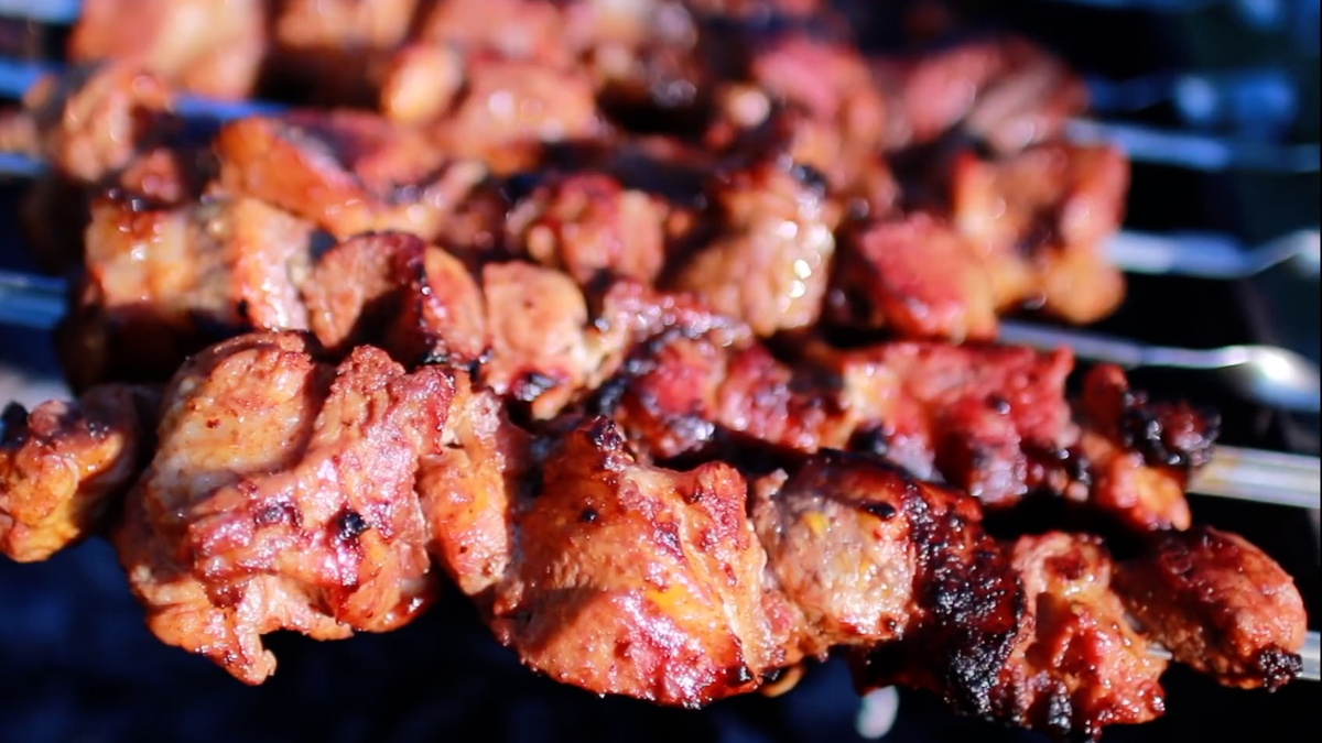 Томатный маринад для шашлыков. Рецепт шашлыков, маринованных в томатном соке и большом количестве лука.