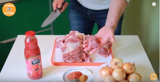 Первым делом нарежем мясо. Нарезаем мясо кусочками 5-8 см. Отправляем мясо в глубокую посуду.