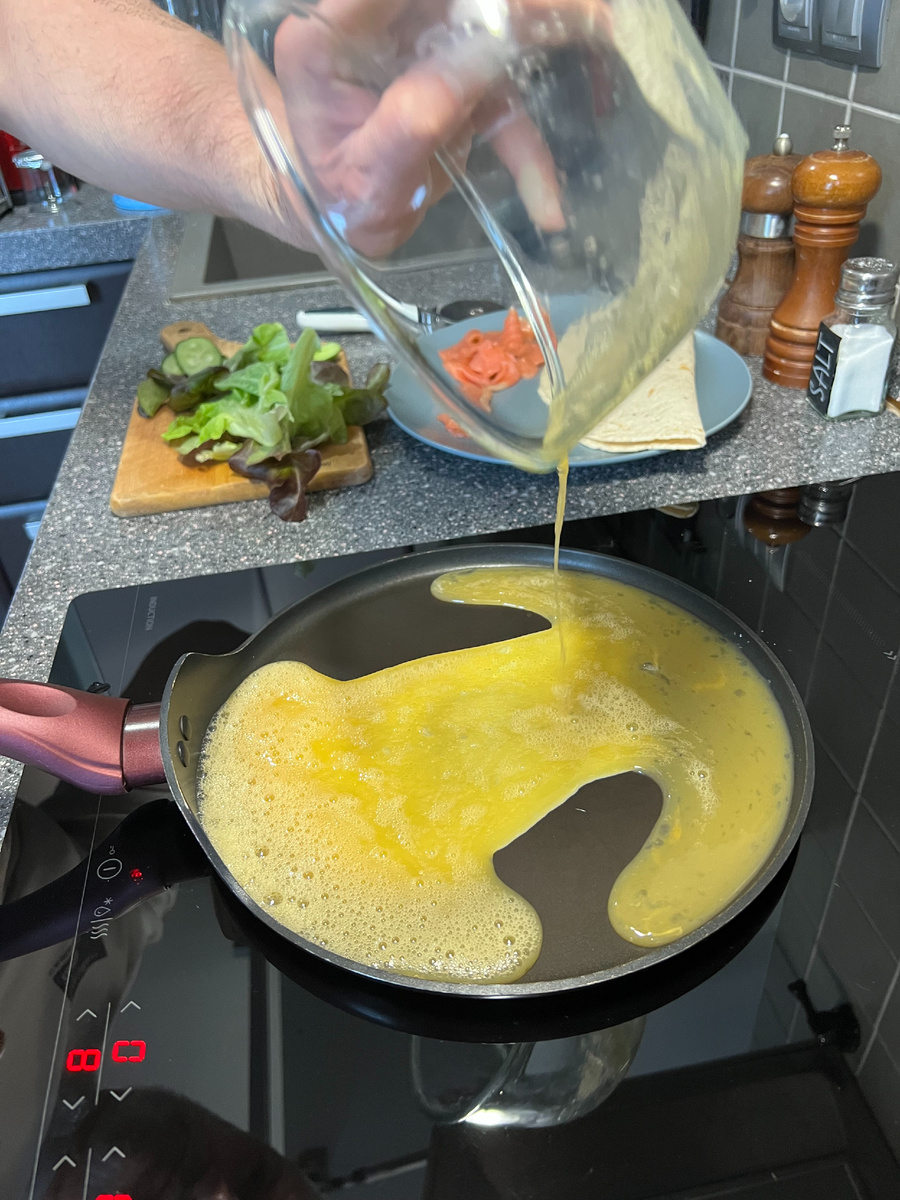 Яйцо взбить вилкой, можно добавить немного соли, вылить на разогретую сковороду (без масла)