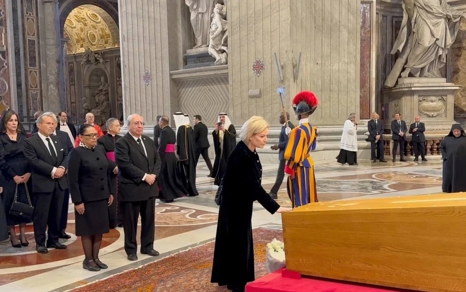 Наши люди в Голли.. то есть в Ватикане...