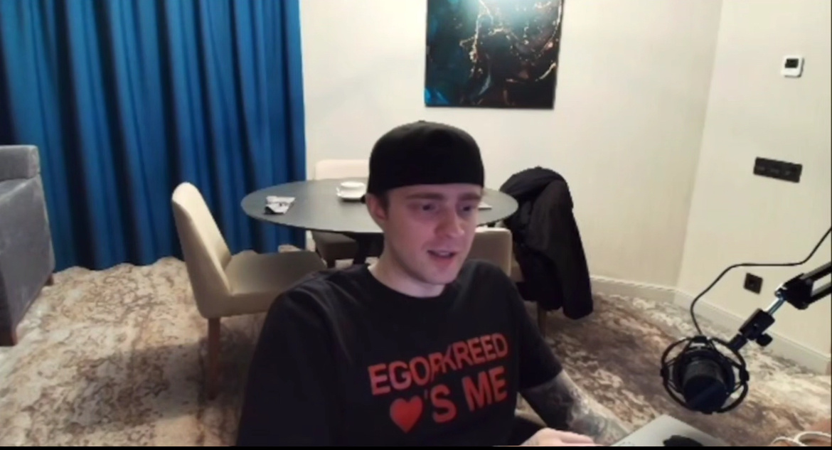 Известный российский исполнитель Егор Крид сделал неожиданное заявление во время недавней онлайн-трансляции. Обсуждая возможность отцовства вне брака, артист признался, что опасается финансовых рисков и публичной огласки в случае разрыва отношений с будущей матерью его детей.

Боязнь раздела имущества и публичного скандала

Во время стрима Егор Крид рассуждал на тему создания семьи и рождения детей. Исполнитель отметил, что не исключает возможность стать отцом, но крайне настороженно относится к институту брака, особенно в контексте будущих отношений с матерью его детей.

Причиной тому, по словам Егора, является страх потерять значительную часть своего имущества в случае развода. Артист выразил опасение, что бывшая супруга может претендовать на половину его доходов и активов, а также использовать публичное пространство для негативных высказываний о нём.

"Я боюсь, что в случае расставания девушка может отсудить половину моего имущества и начнёт ходить по шоу, рассказывая обо мне неприятные вещи", - признался Крид.

Таким образом, Егор Крид дал понять, что не планирует заключать брак с женщиной, от которой захочет иметь детей. Он предпочитает избежать возможных финансовых и репутационных рисков, связанных с официальным оформлением отношений.
