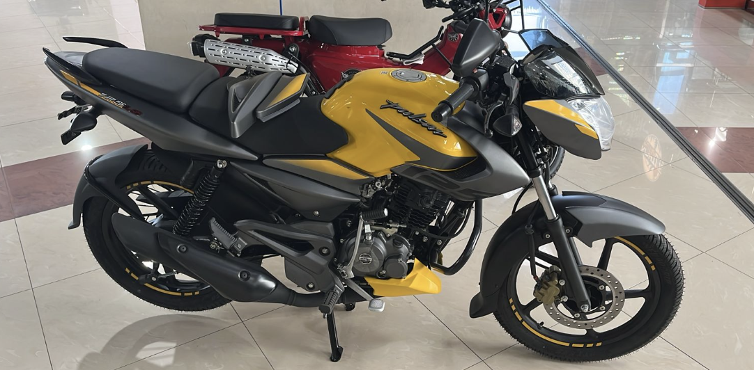 Bajaj Pulsar NS 125 — стильный городской мотоцикл, который подходит для новичков, начиная с 16-летнего возраста, подходит под категорию А1.