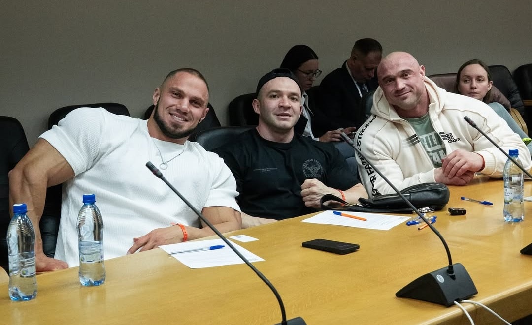 С Антоном Герасимовым и Ильей Луковцом на регистрации pro-атлетов за день до шоу.