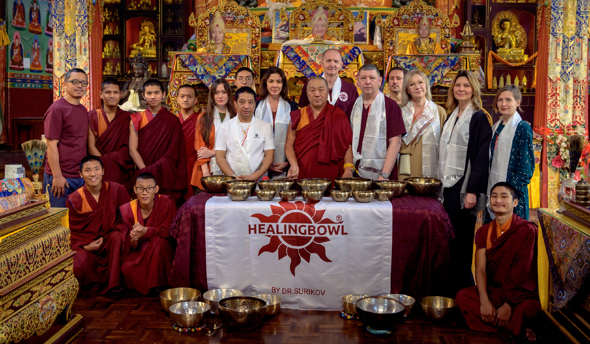 Преподаватели и студенты Healingbowl®, настоятель Кенпо Кунга, ламы и монахи в тибетском монастыре Pema Tsal Sakya. 07.04.2025, Покхара (Непал)