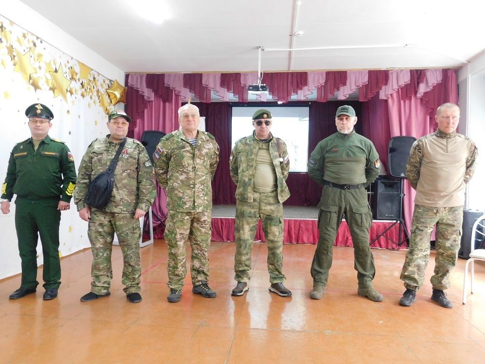    Участники СВО на встрече с кадетами. Фото Анны Зубаревой