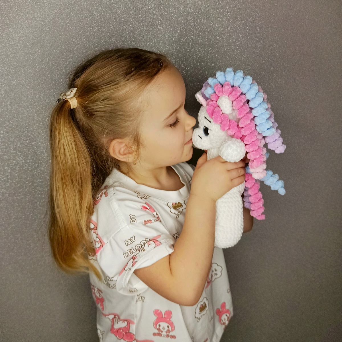 Моя племянница со своей любимой единорожкой