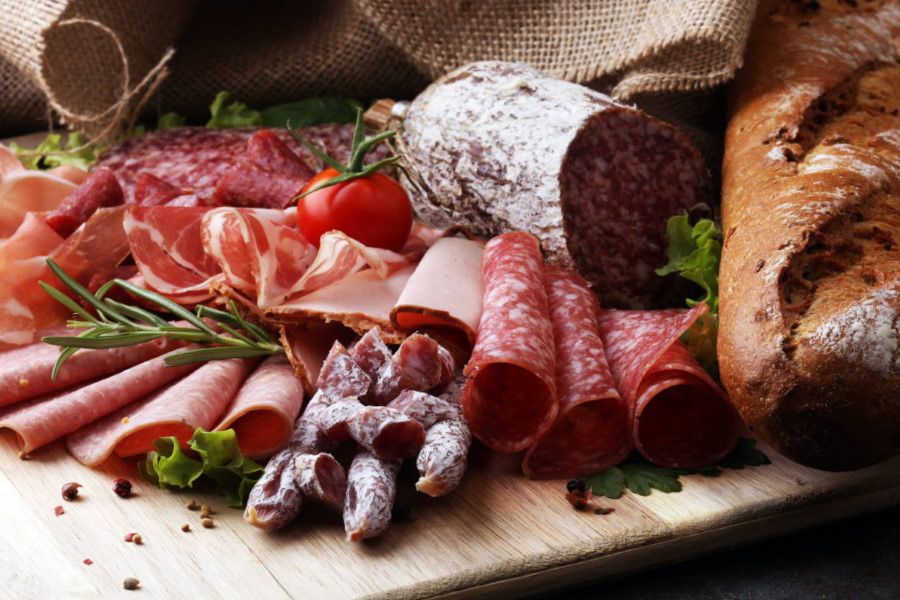 Мясо? Ну, оно где-то тут…