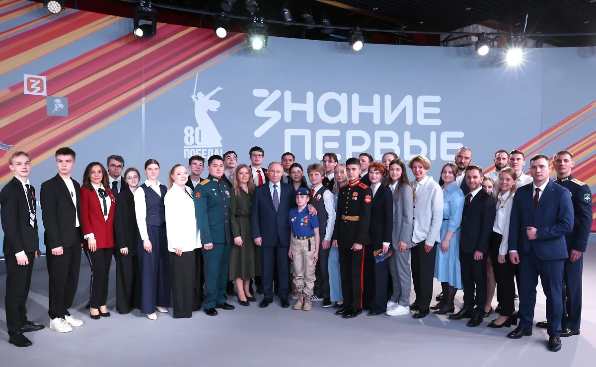 Владимир Путин с участниками федерального просветительского марафона «Знание. Первые». Life.ru
