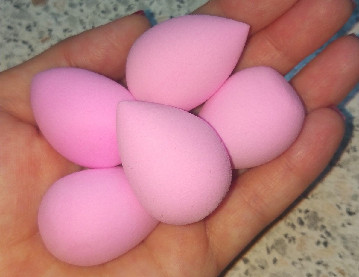 Набор маленьких спонжиков, мне с такими очень удобно