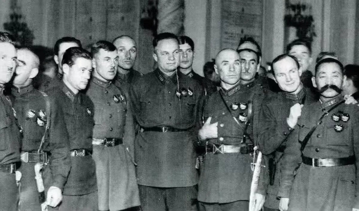 Будущий генерал Апанасенко (третий слева) с советскими командирами