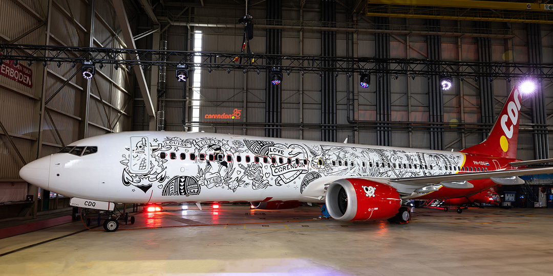 Первый в мире татуированный самолёт.