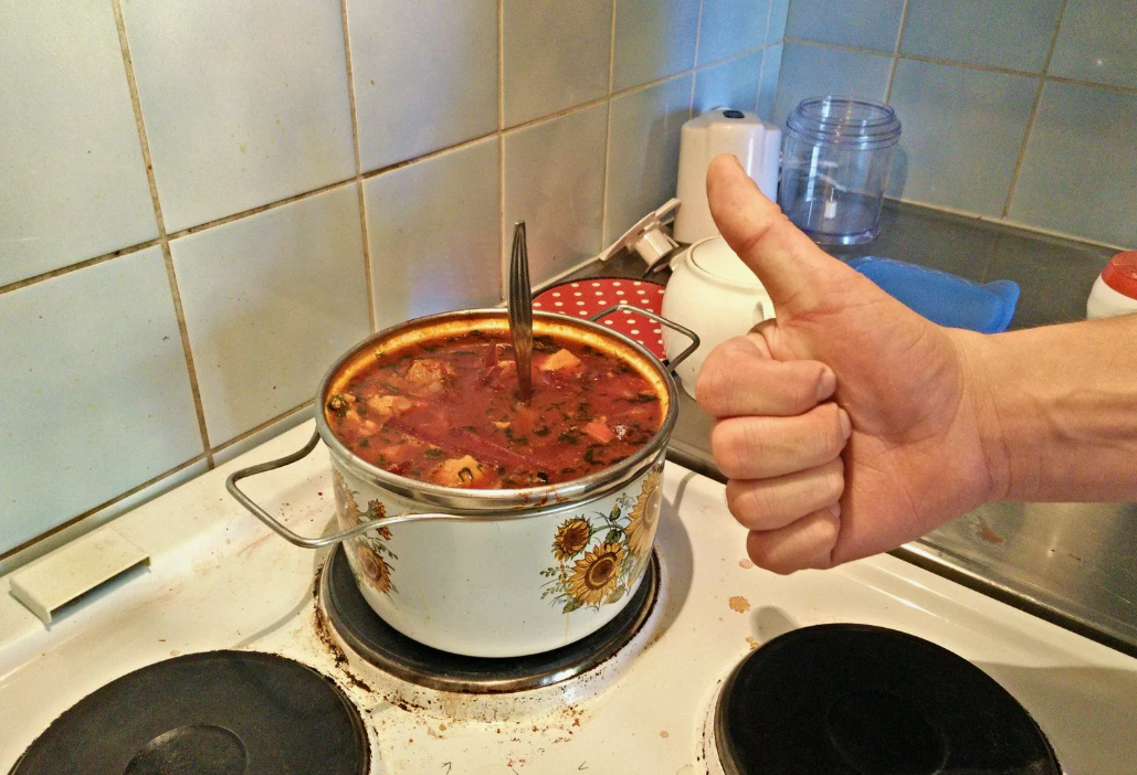 Ложка в кастрюле при варке супа. Источник фото immunocap.ru