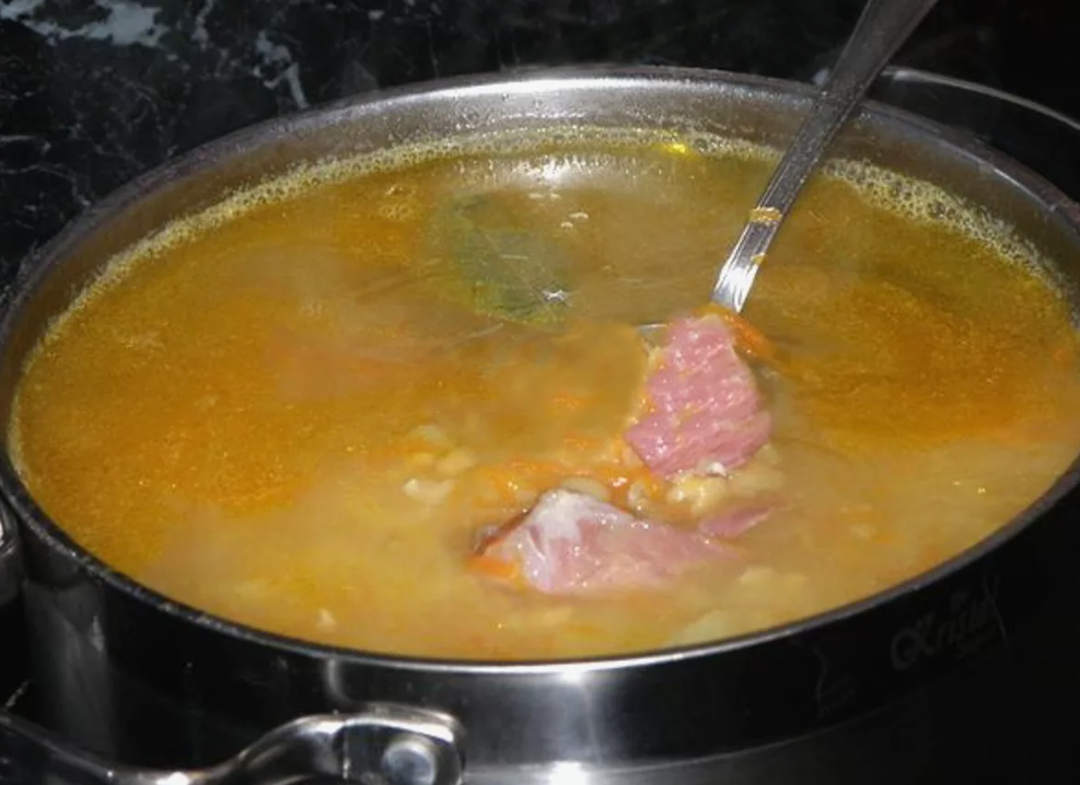 Ложка в кастрюле, что бы суп не убежал. Источник фото kitma.ru