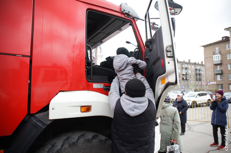    Уличный праздник прошел 30 апреля на парковке у ДК "Строитель".