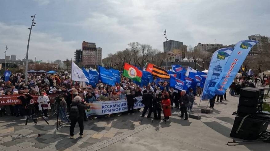  Во Владивостоке 1 Мая жители и гости краевой столицы пришли на берег моря в Спортивную гавань 
