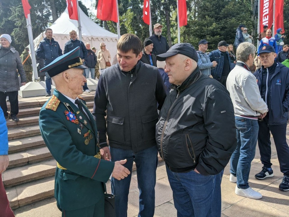    На спортивном празднике, посвященном 80-летию Победы, за спортсменов болели ветераны Алексей МИКУШИН