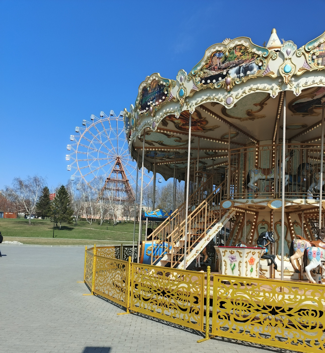 Здесь должна быть фотка эмоциональных качелей, но у меня в телефоне нашлась только карусель 😅