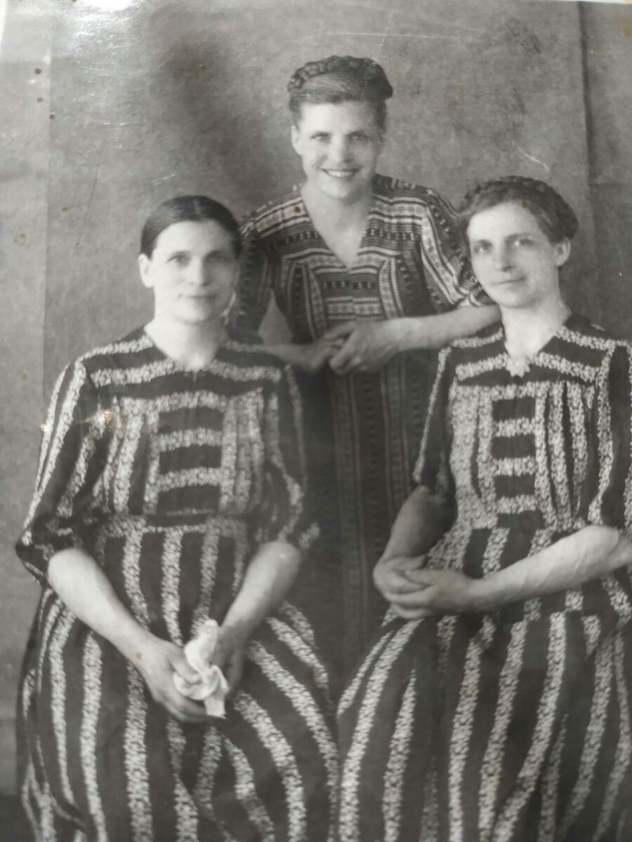 На фото слева