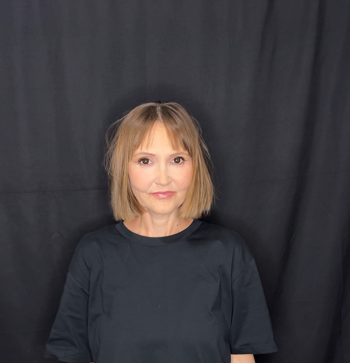 Кстати, я всё-таки сделала себе "французскую чёлку". Техника стрижки не требует укладки. На фото я вообще без укладки. Видео с процессом скоро выложу у себя в ПРЕМИУМ, Там же есть и уроки по стрижкам и доступ к моему учебнику. 