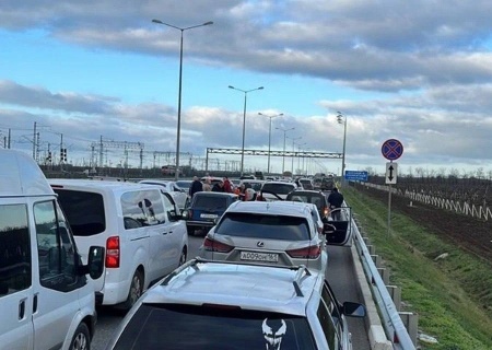    Крымский мост блокирован рекордным количеством машин