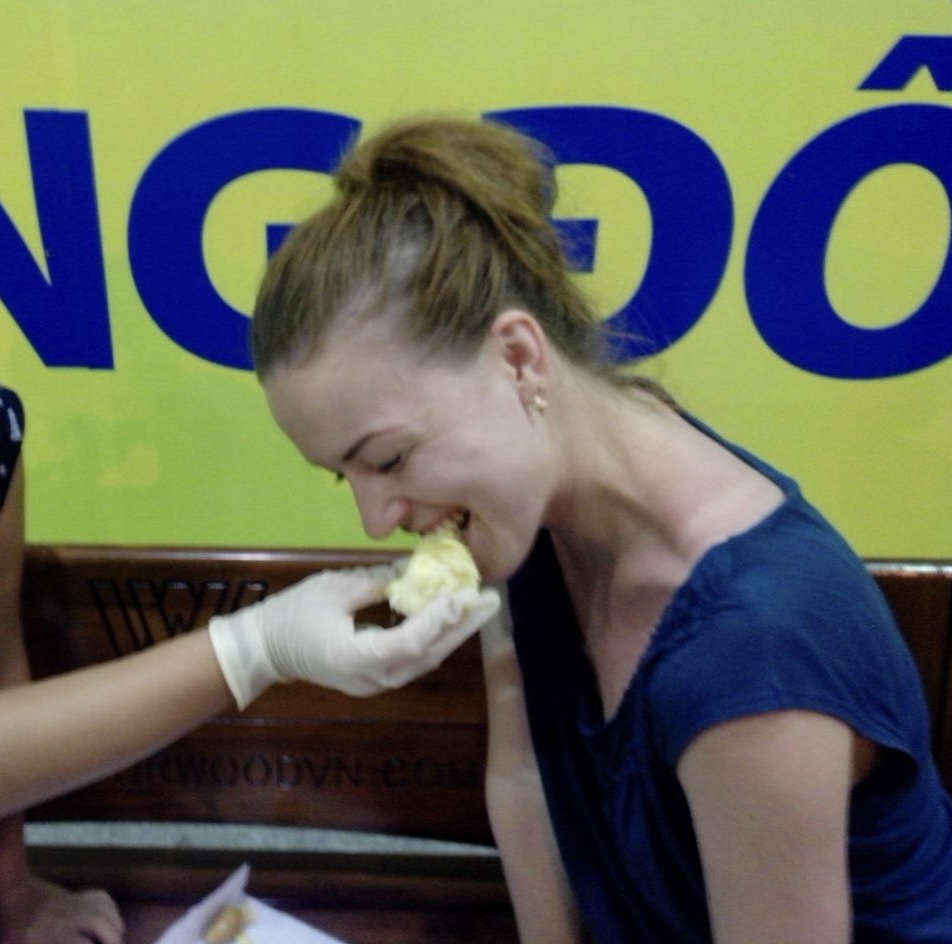 Пробую дуриан. Не понравилось)