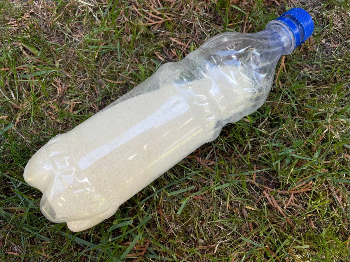 Насыпаем манную крупу в бутылку. Фото автора