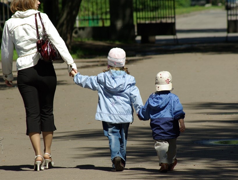    Молодая мама с двумя детьми. Автор фото: Елена Яковлева / "Деловой Петербург"