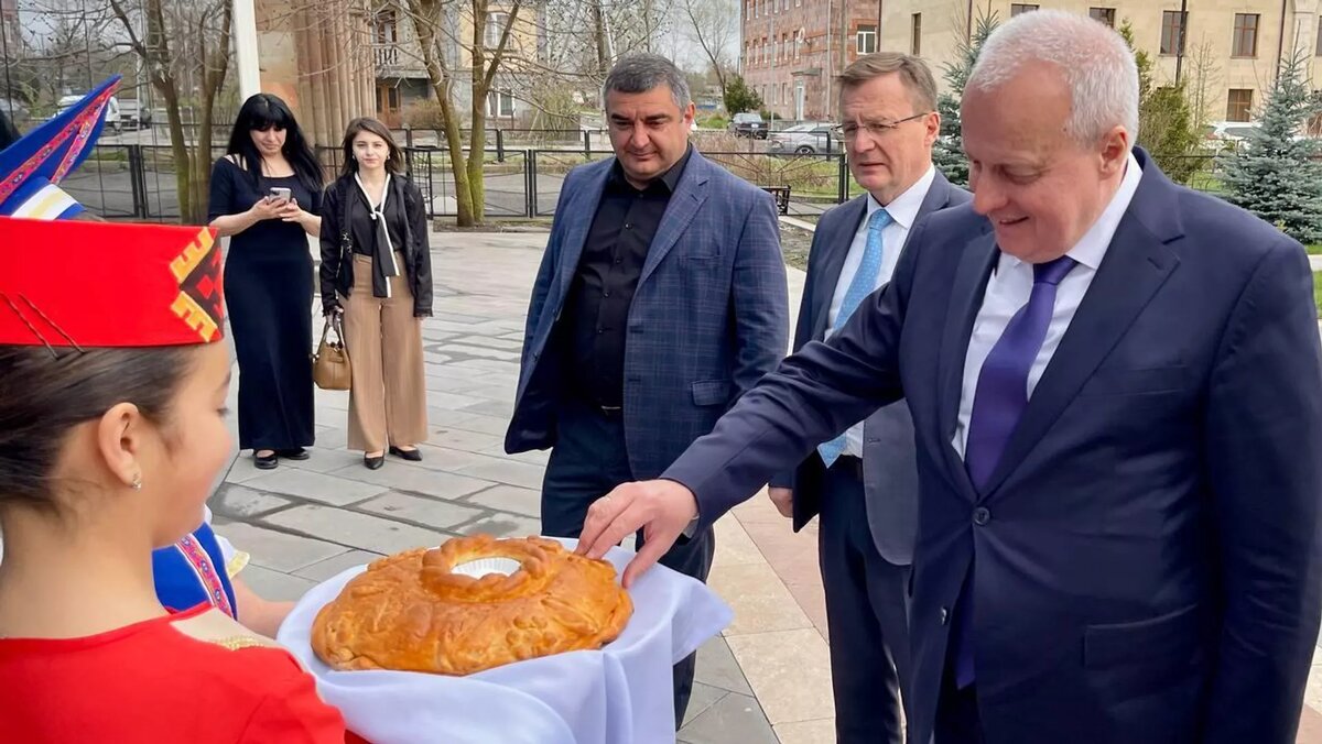 © Photo : social © Photo : social media of Посольство России в Арменииmedia of Посольство России в Армении