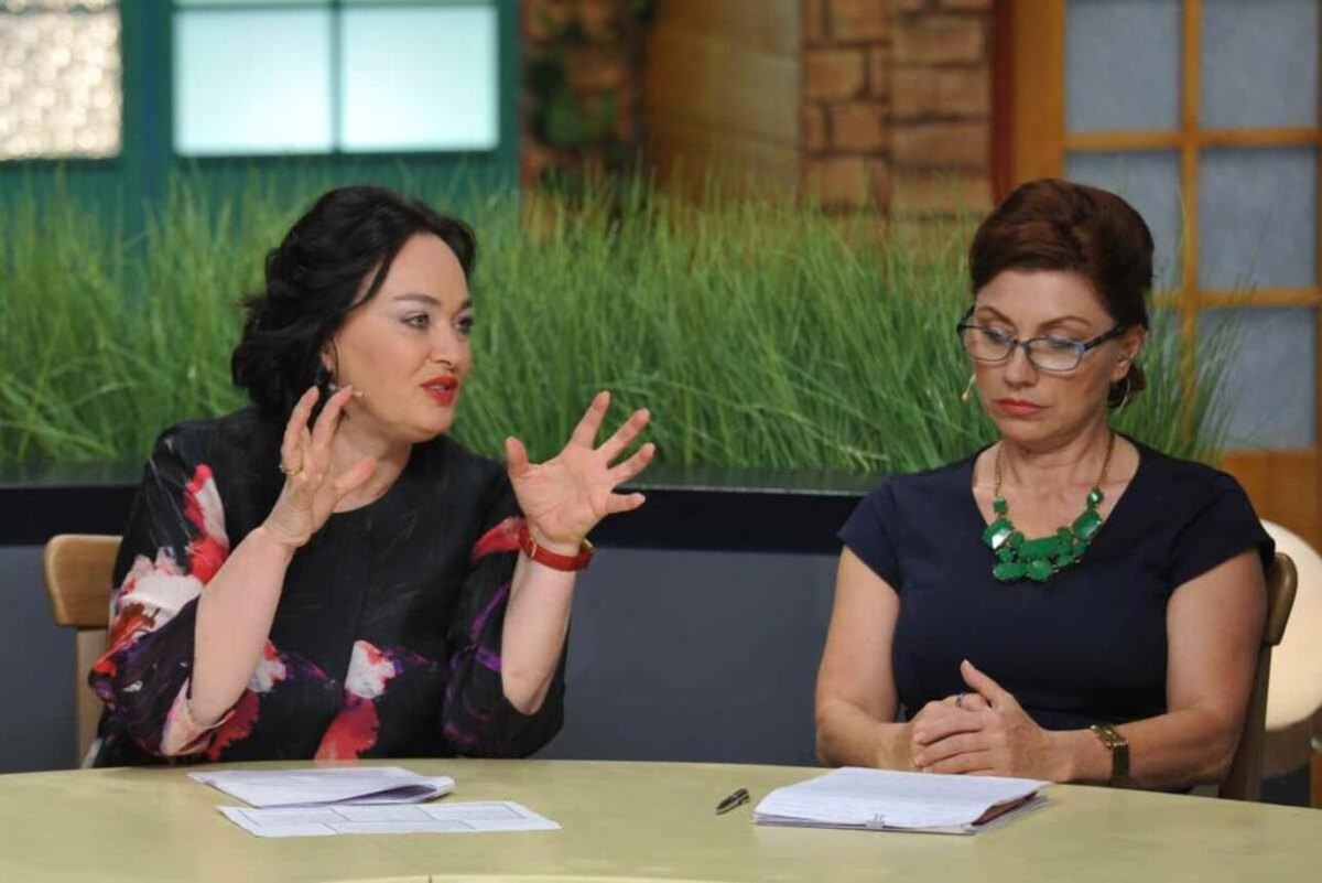    Лариса Гузеева и Роза Сябитова в шоу. кадр шоу.