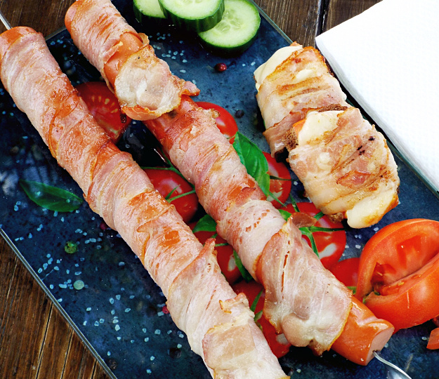 Бекон и сосиски на углях: простая замена шашлыку, которая зашла всей семье