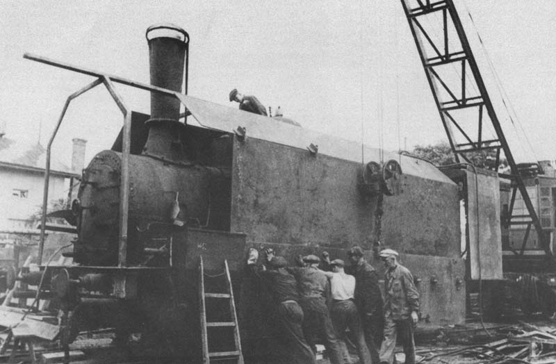 Бронирование паровоза на заводе Январского восстания в Одессе, 8-9.1941