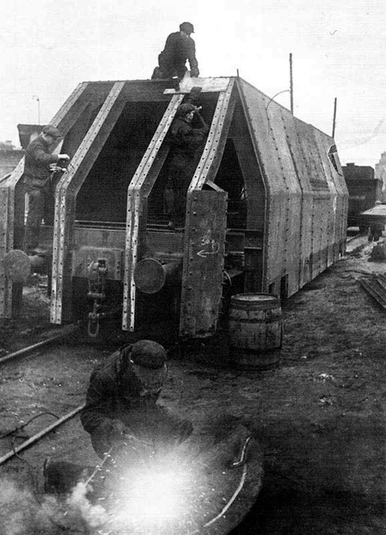Бронирование вагона в Московском депо, октябрь 1941