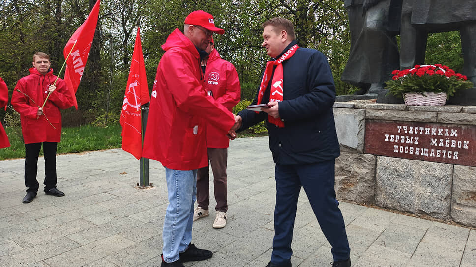 ручение партийных билетов КПРФ и памятных медалей у памятника участникам первых маевок в Нижнем Новгороде.📷Фото: Андрей Репин / Коммерсантъ