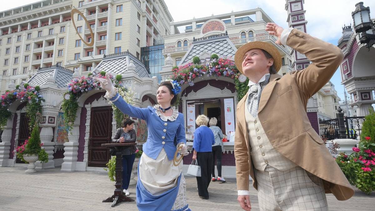    Участники фестиваля «Времена и эпохи» Марина Тарабановская и Дмитрий Левыкин / Фото: Пелагия Замятина / Вечерняя Москва