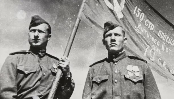 Егоров и Кантария со Знаменем Победы