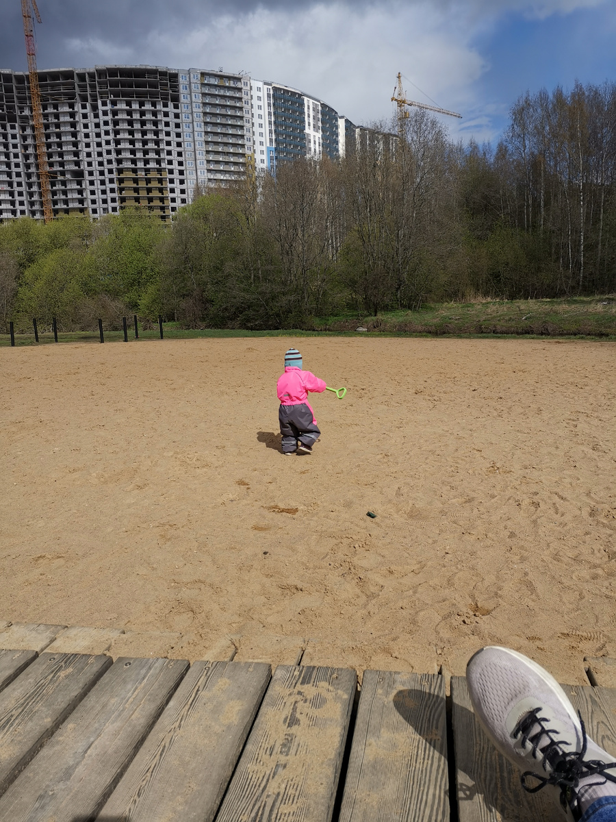 Фотка сделана в другой день, но тут всё то же самое, кроме погоды) 