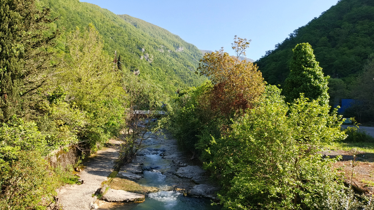 Река Жоэквара. Фото с платформы железнодорожной станции Абаата. Май 2025. Фото автора.