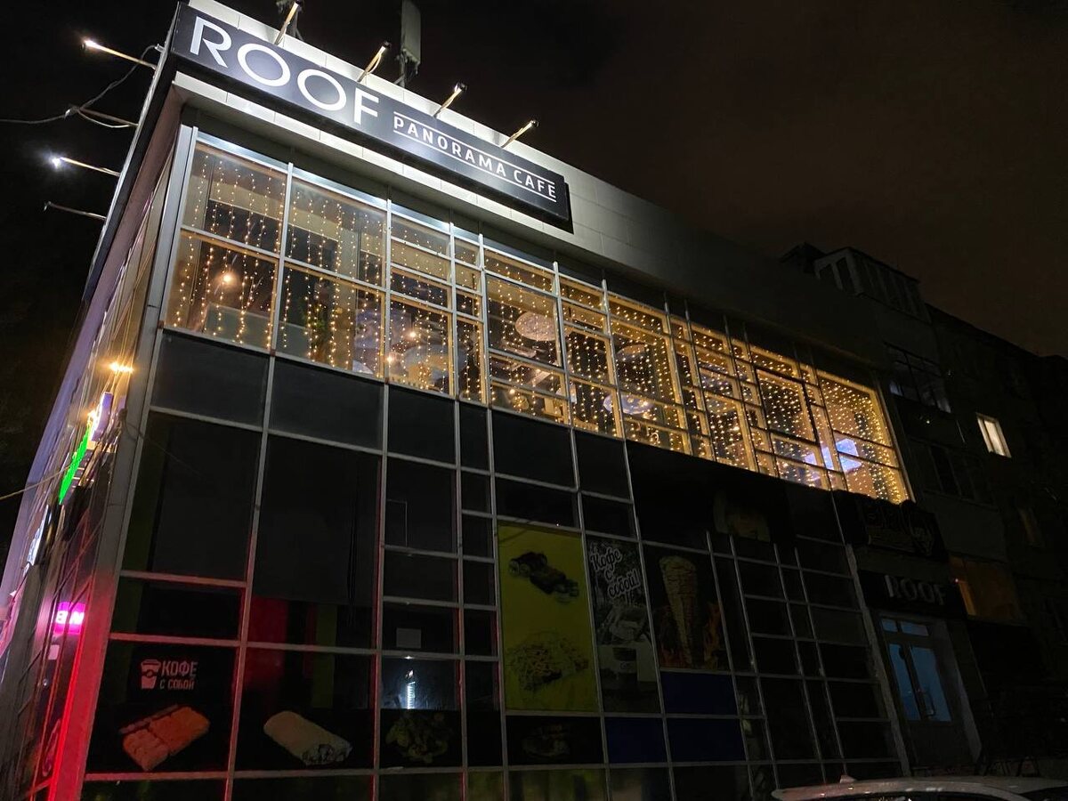 Здание и неприметный вход (справа)